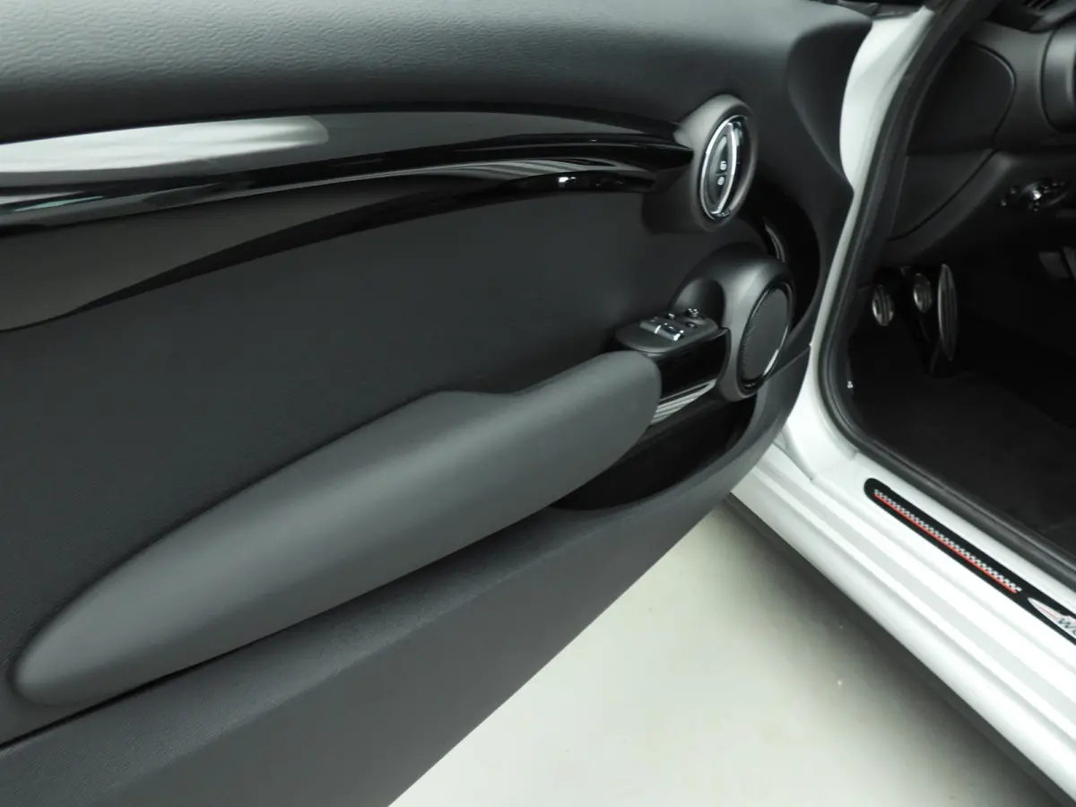 Cooper JCW Pakket / Sportstoelen / Stoelverwarming / LED / Cruise / PDC / Alu wielen 17 inch