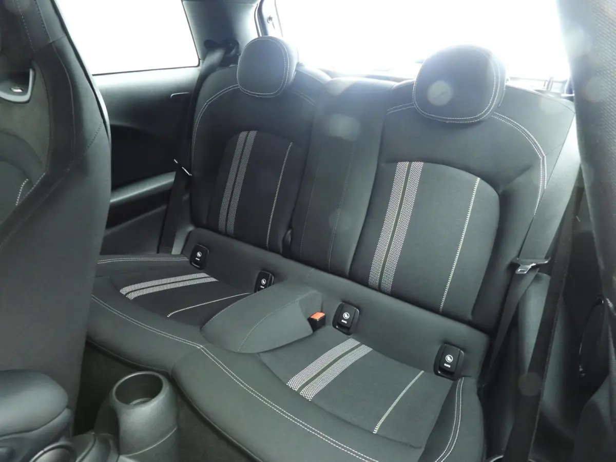 Cooper JCW Pakket / Sportstoelen / Stoelverwarming / LED / Cruise / PDC / Alu wielen 17 inch