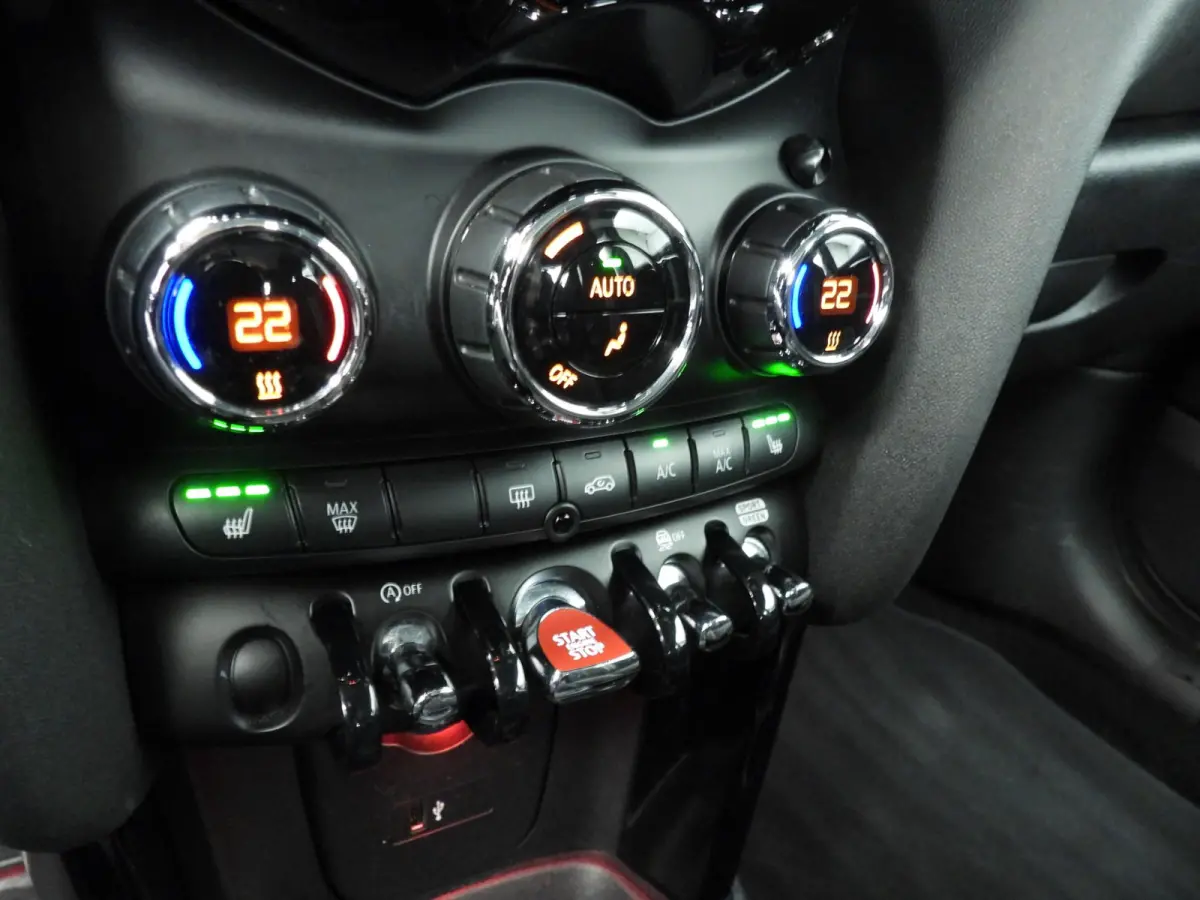 Cooper JCW Pakket / Sportstoelen / Stoelverwarming / LED / Cruise / PDC / Alu wielen 17 inch