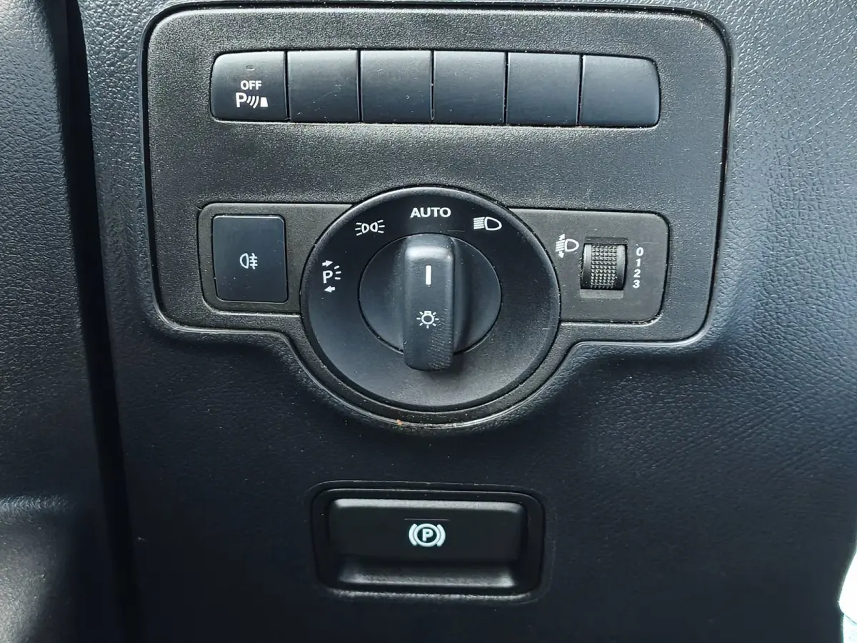 114CDI AUT LANG LEER PDC CRUISE CLIMATE