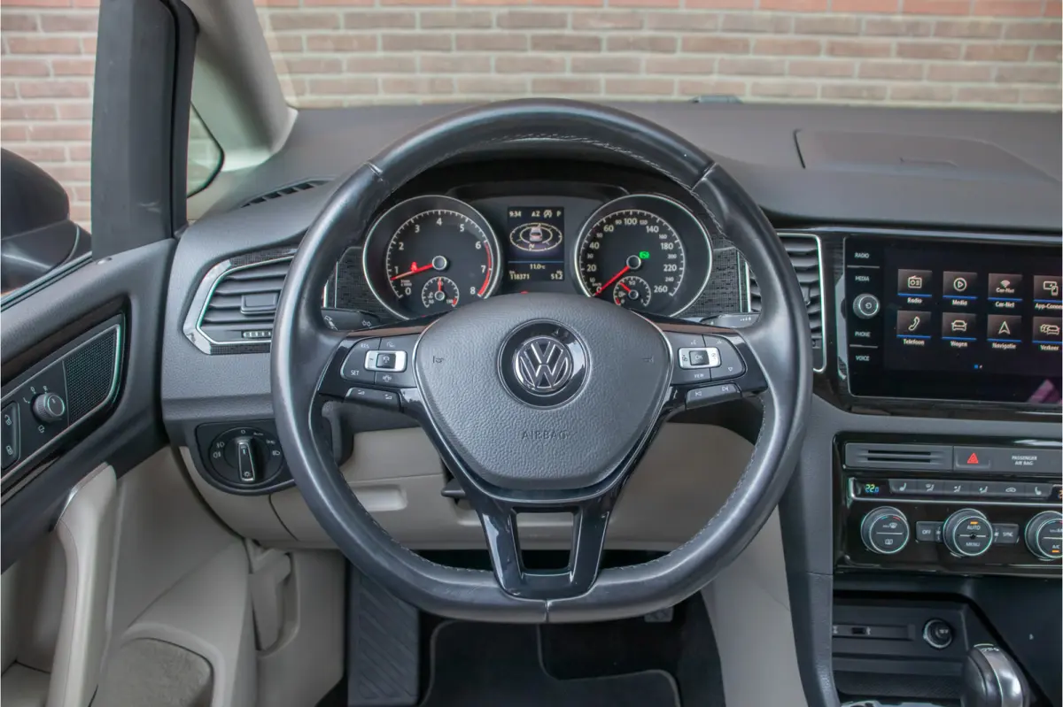 1.5 TSI DSG Highline, Origineel NL, Stoelverwarming, Camera, Trekhaak, Carplay, DAB+, Keyless.