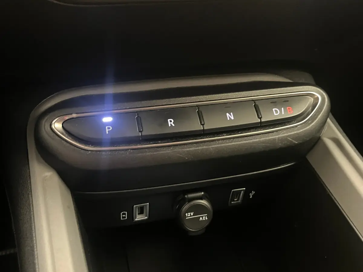 Longitude 54 kWh Camera | Stoelverwarming | Keyless | LED | Parkeersensoren Achter | Adaptieve Cruise | Climate | Achteruitrijcamera | Airco (automatisch) | Apple Carplay/Android Auto|telefo