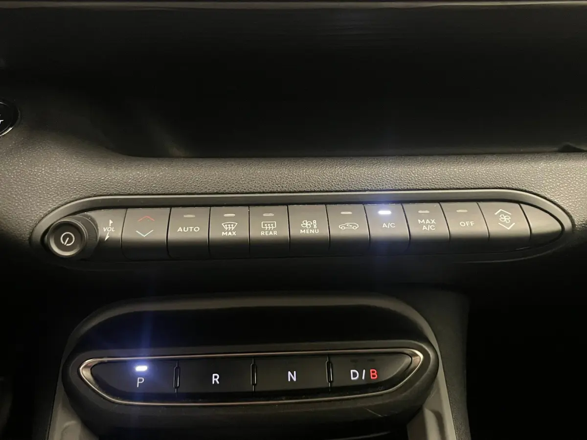 Longitude 54 kWh Camera | Stoelverwarming | Keyless | LED | Parkeersensoren Achter | Adaptieve Cruise | Climate | Achteruitrijcamera | Airco (automatisch) | Apple Carplay/Android Auto|telefo