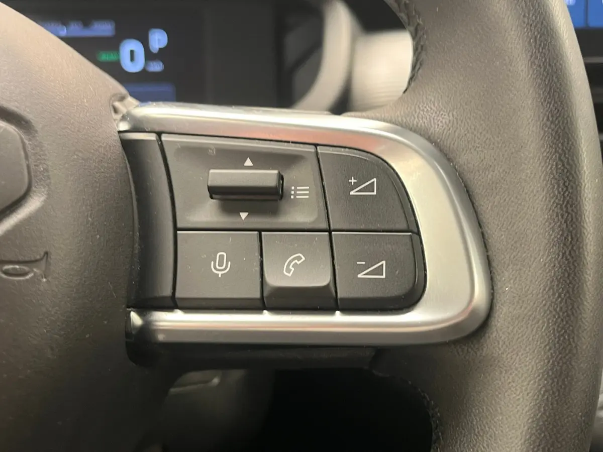 Longitude 54 kWh Camera | Stoelverwarming | Keyless | LED | Parkeersensoren Achter | Adaptieve Cruise | Climate | Achteruitrijcamera | Airco (automatisch) | Apple Carplay/Android Auto|telefo