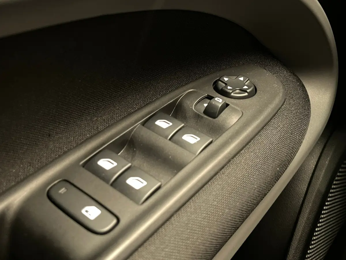 Longitude 54 kWh Camera | Stoelverwarming | Keyless | LED | Parkeersensoren Achter | Adaptieve Cruise | Climate | Achteruitrijcamera | Airco (automatisch) | Apple Carplay/Android Auto|telefo