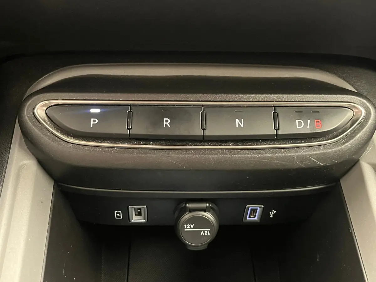 Longitude 54 kWh Camera | Stoelverwarming | Keyless | LED | Parkeersensoren Achter | Adaptieve Cruise | Climate | Achteruitrijcamera | Airco (automatisch) | Apple Carplay/Android Auto|telefo