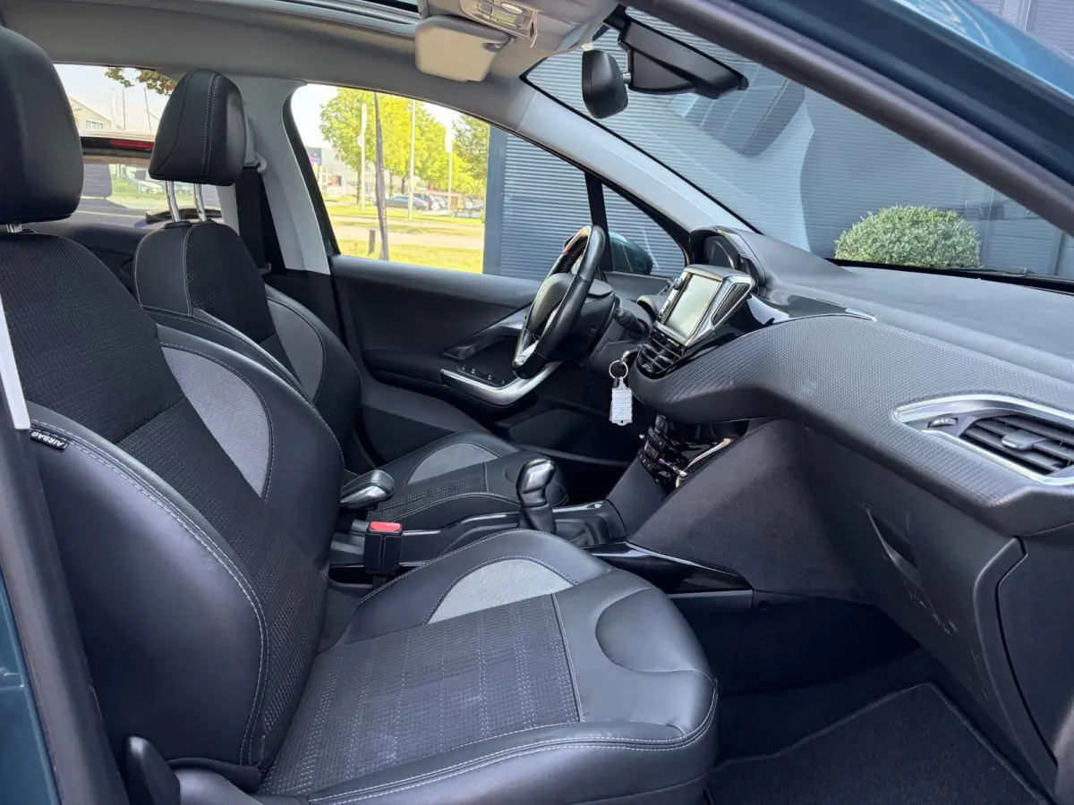 1.2 PureTech Allure ✓1e Eigenaar✓D-riem vv in 2025✓110pk✓Navi✓Pano✓Carplay✓Pdc V+A✓Lm velgen✓N.A.P✓Halfleder✓Clima✓Apk tot 10-2027