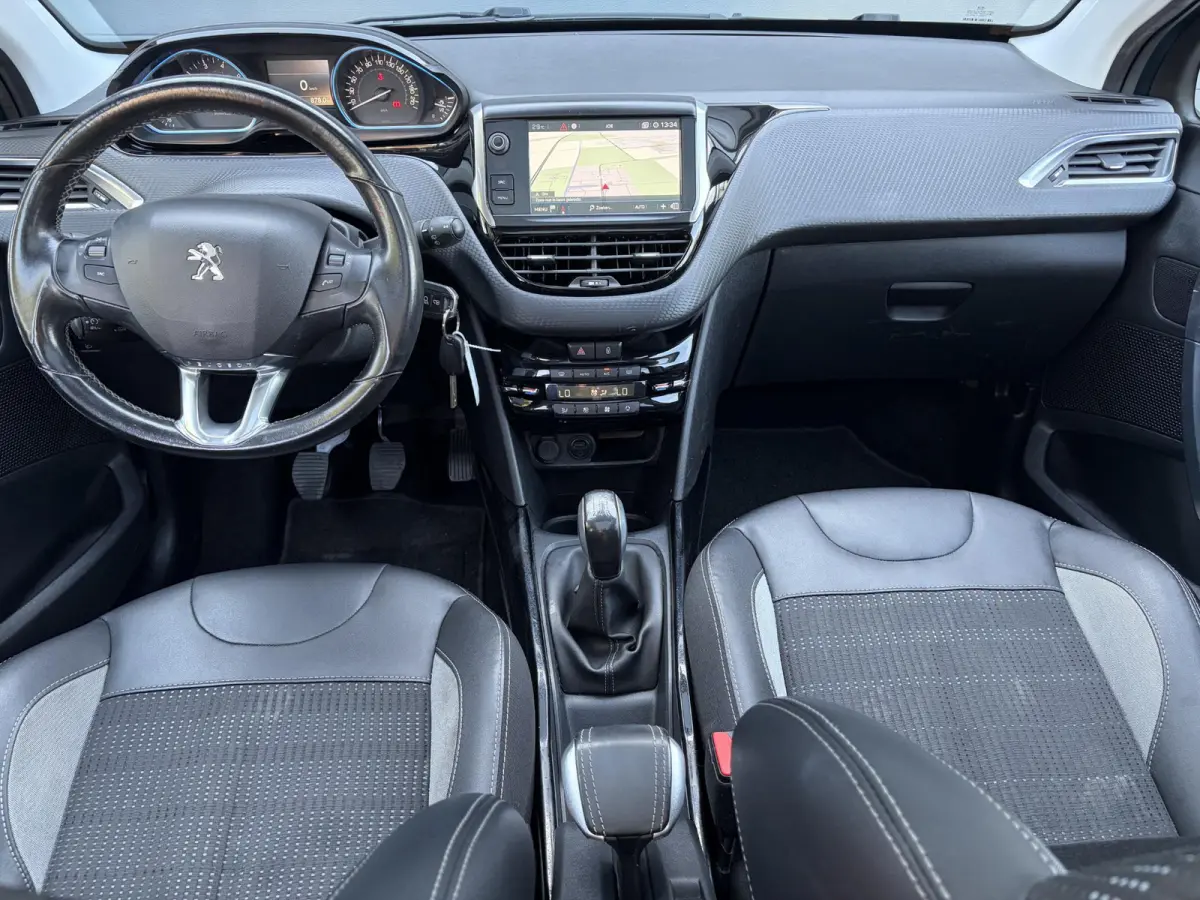 1.2 PureTech Allure ✓1e Eigenaar✓D-riem vv in 2025✓110pk✓Navi✓Pano✓Carplay✓Pdc V+A✓Lm velgen✓N.A.P✓Halfleder✓Clima✓Apk tot 10-2027