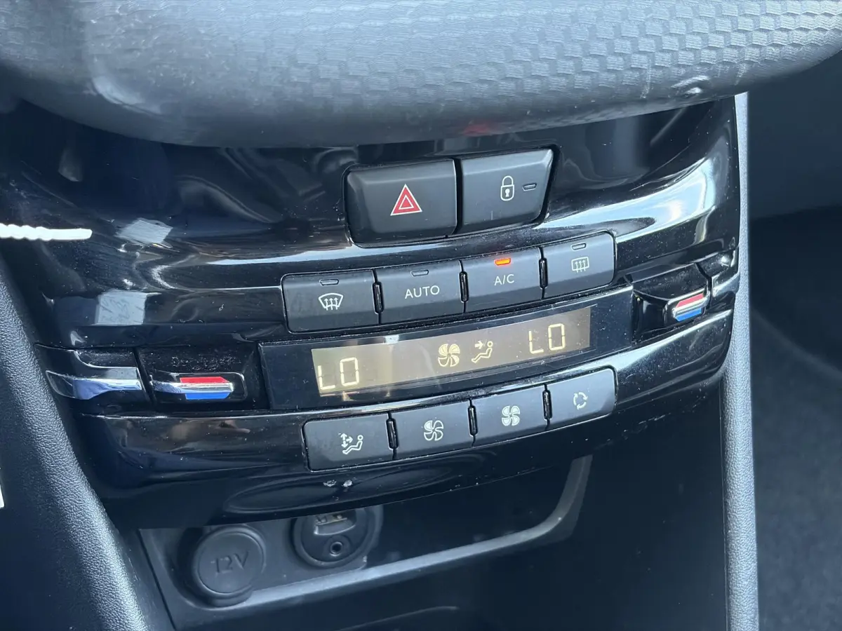 1.2 PureTech Allure ✓1e Eigenaar✓D-riem vv in 2025✓110pk✓Navi✓Pano✓Carplay✓Pdc V+A✓Lm velgen✓N.A.P✓Halfleder✓Clima✓Apk tot 10-2027