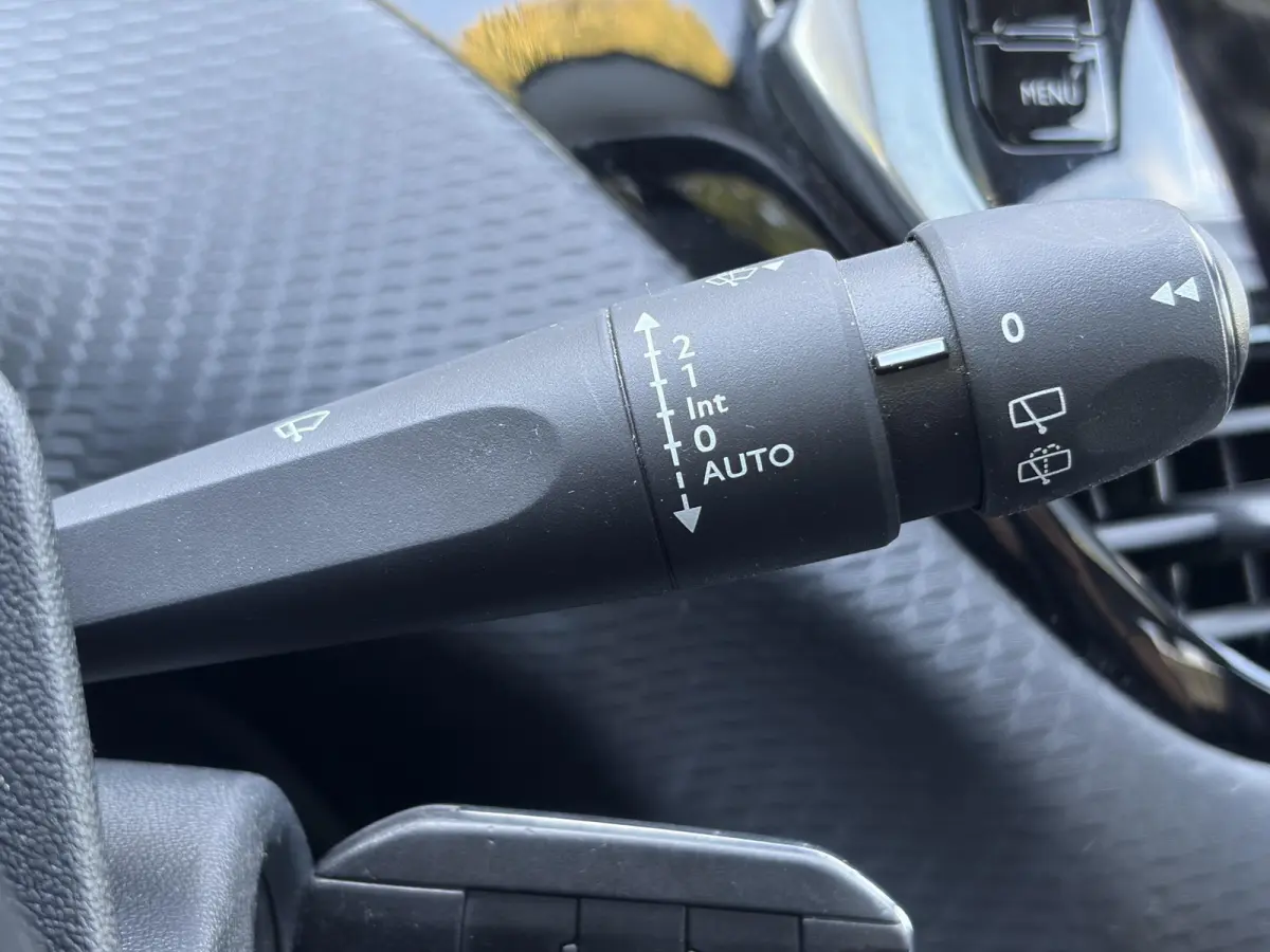 1.2 PureTech Allure ✓1e Eigenaar✓D-riem vv in 2025✓110pk✓Navi✓Pano✓Carplay✓Pdc V+A✓Lm velgen✓N.A.P✓Halfleder✓Clima✓Apk tot 10-2027
