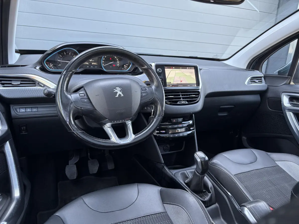 1.2 PureTech Allure ✓1e Eigenaar✓D-riem vv in 2025✓110pk✓Navi✓Pano✓Carplay✓Pdc V+A✓Lm velgen✓N.A.P✓Halfleder✓Clima✓Apk tot 10-2027