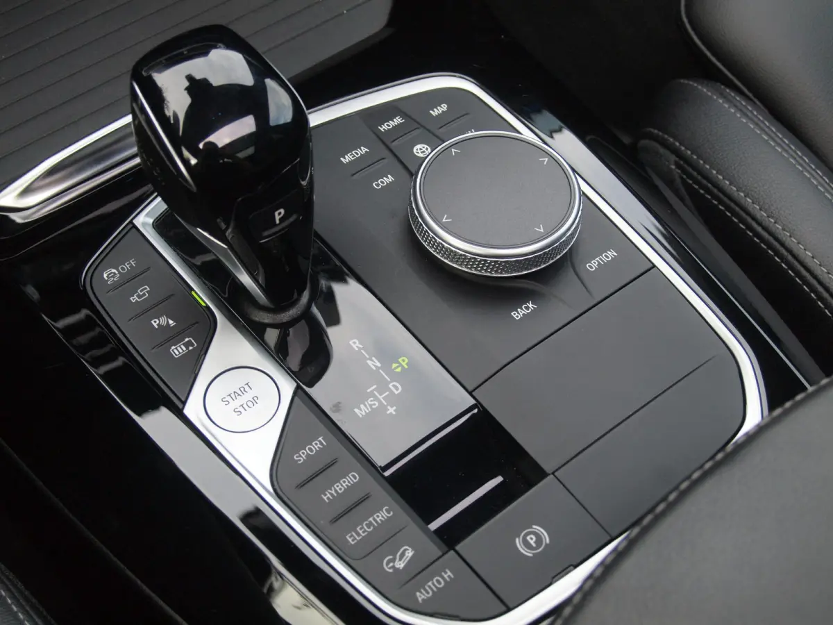 xDrive30e Business Edition Plus | M-Pakket | Panoramadak | Trekhaak | 360 Camera | Sfeerverlichting | ACC | NL-Auto |