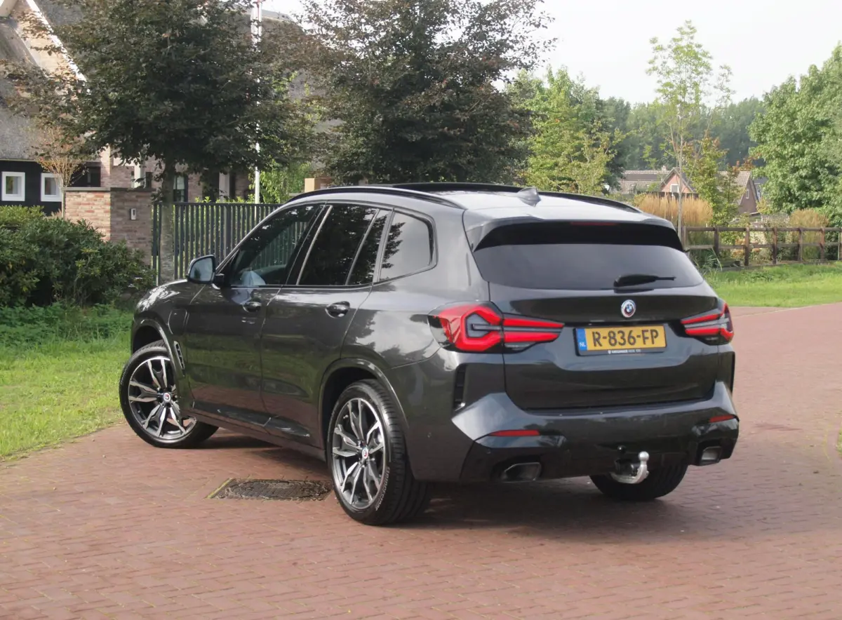 xDrive30e Business Edition Plus | M-Pakket | Panoramadak | Trekhaak | 360 Camera | Sfeerverlichting | ACC | NL-Auto |
