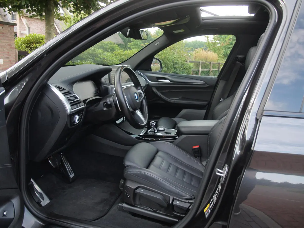 xDrive30e Business Edition Plus | M-Pakket | Panoramadak | Trekhaak | 360 Camera | Sfeerverlichting | ACC | NL-Auto |