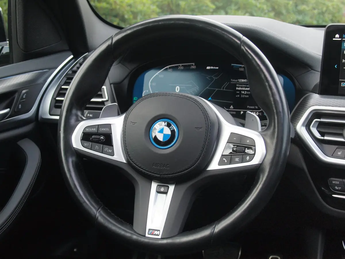 xDrive30e Business Edition Plus | M-Pakket | Panoramadak | Trekhaak | 360 Camera | Sfeerverlichting | ACC | NL-Auto |