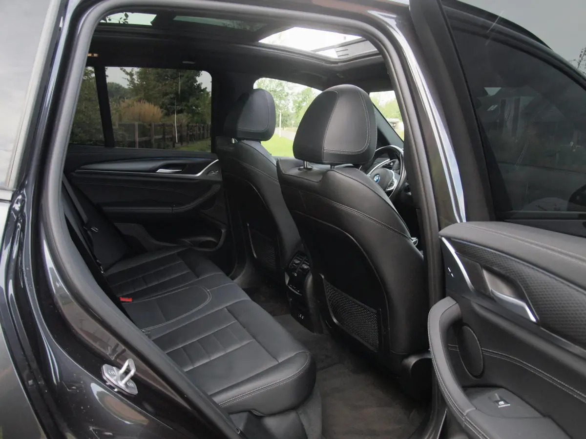 xDrive30e Business Edition Plus | M-Pakket | Panoramadak | Trekhaak | 360 Camera | Sfeerverlichting | ACC | NL-Auto |