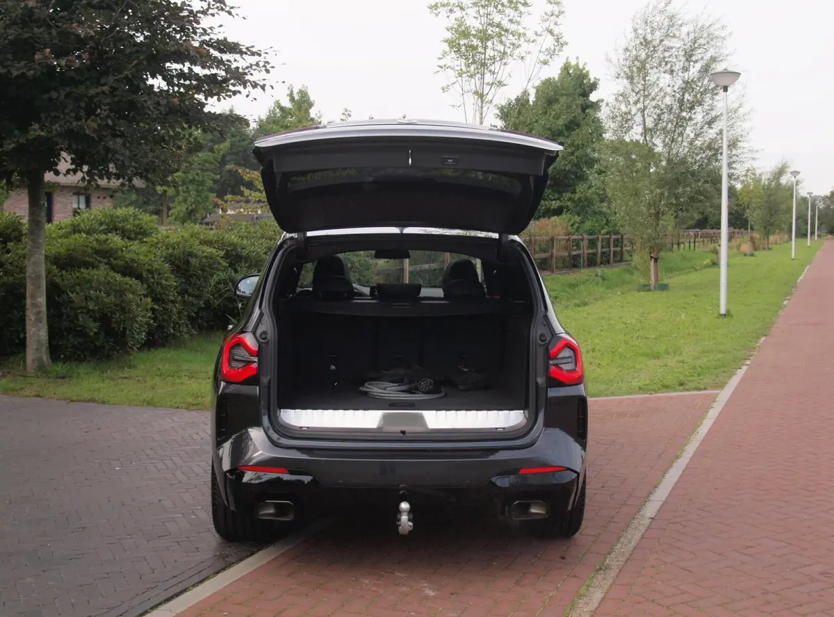 xDrive30e Business Edition Plus | M-Pakket | Panoramadak | Trekhaak | 360 Camera | Sfeerverlichting | ACC | NL-Auto |