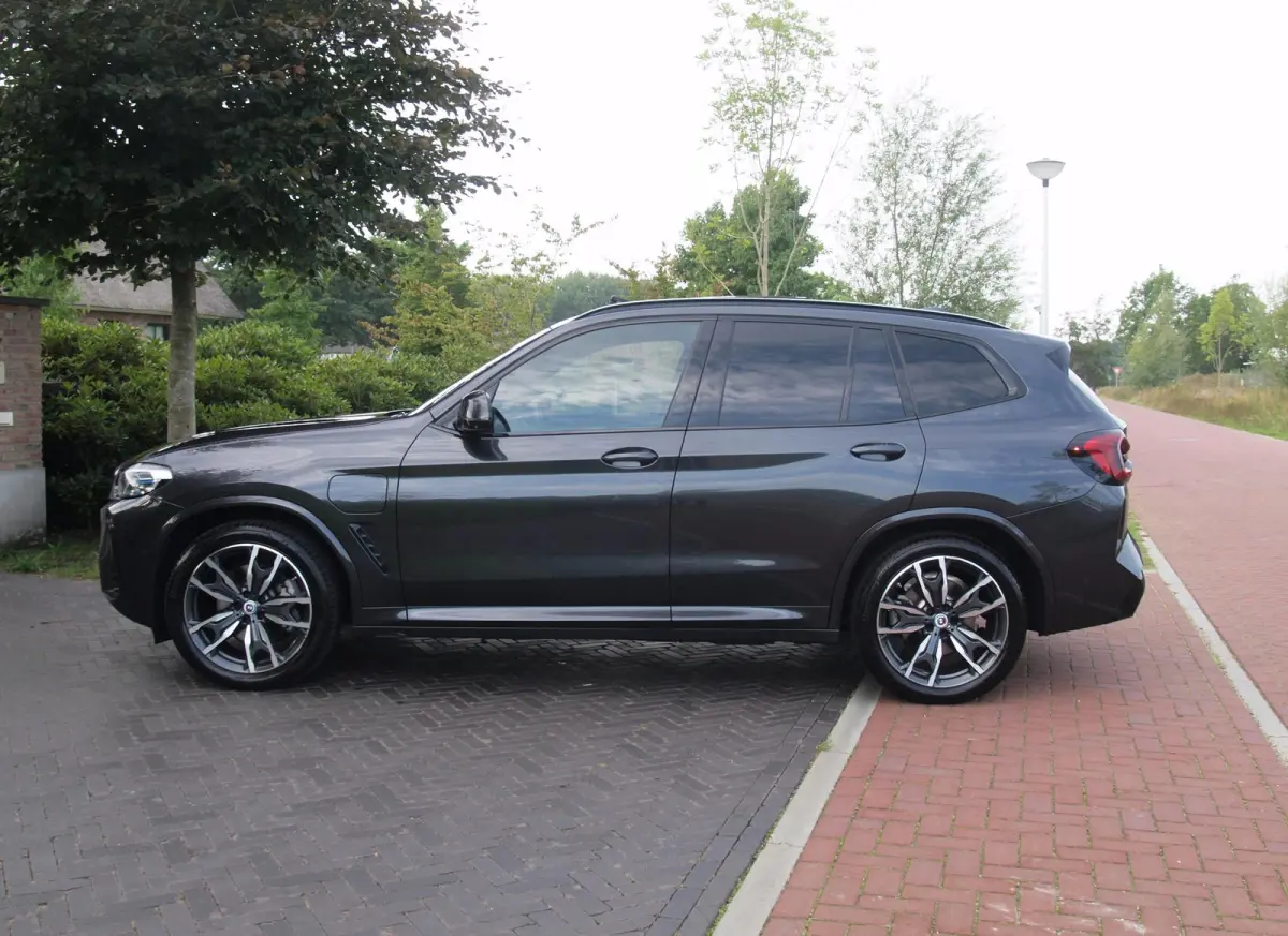 xDrive30e Business Edition Plus | M-Pakket | Panoramadak | Trekhaak | 360 Camera | Sfeerverlichting | ACC | NL-Auto |