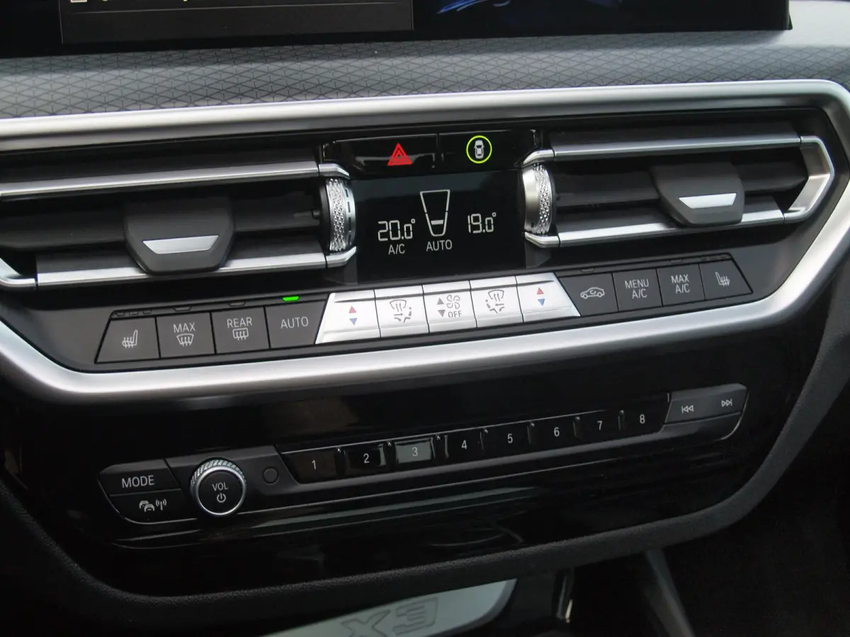 xDrive30e Business Edition Plus | M-Pakket | Panoramadak | Trekhaak | 360 Camera | Sfeerverlichting | ACC | NL-Auto |