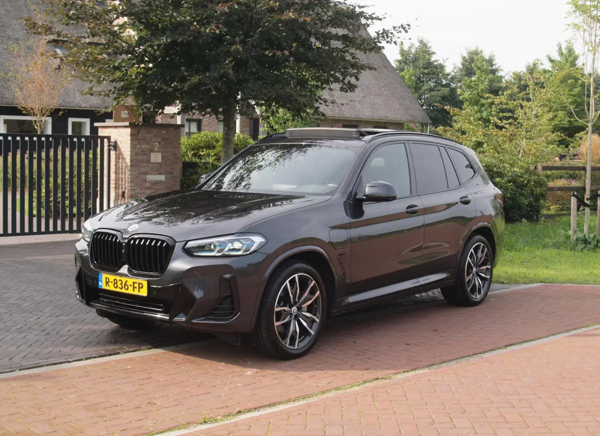 xDrive30e Business Edition Plus | M-Pakket | Panoramadak | Trekhaak | 360 Camera | Sfeerverlichting | ACC | NL-Auto |