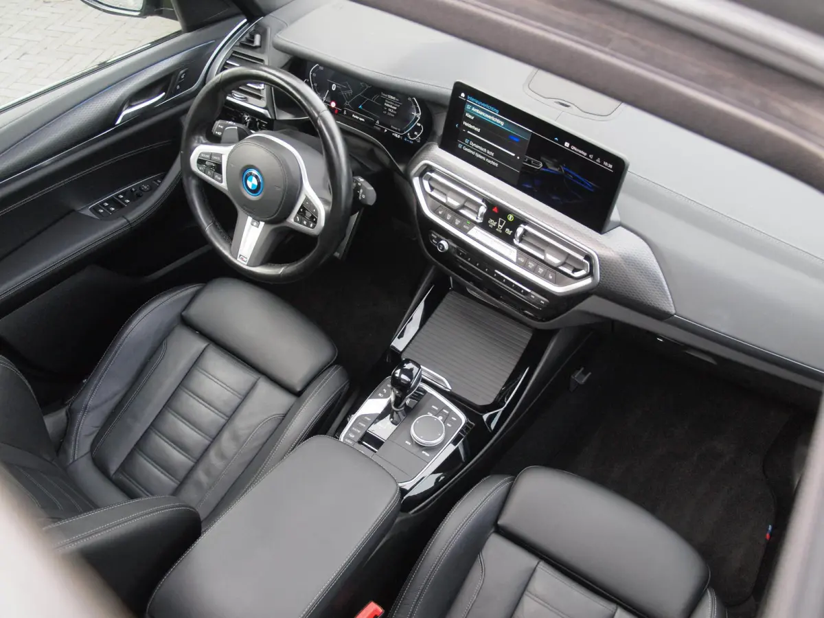 xDrive30e Business Edition Plus | M-Pakket | Panoramadak | Trekhaak | 360 Camera | Sfeerverlichting | ACC | NL-Auto |