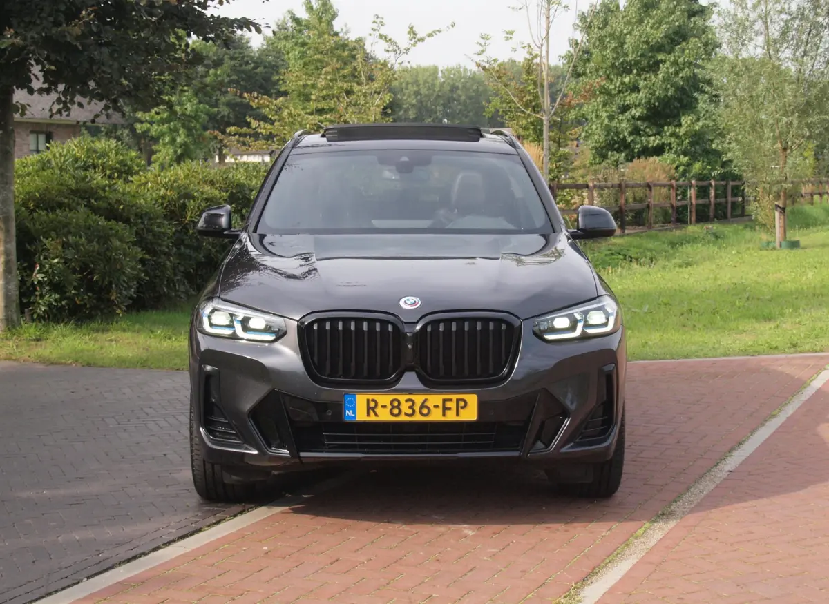xDrive30e Business Edition Plus | M-Pakket | Panoramadak | Trekhaak | 360 Camera | Sfeerverlichting | ACC | NL-Auto |