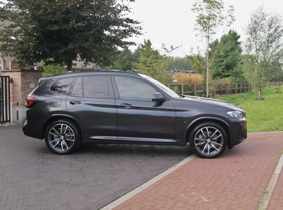 xDrive30e Business Edition Plus | M-Pakket | Panoramadak | Trekhaak | 360 Camera | Sfeerverlichting | ACC | NL-Auto |
