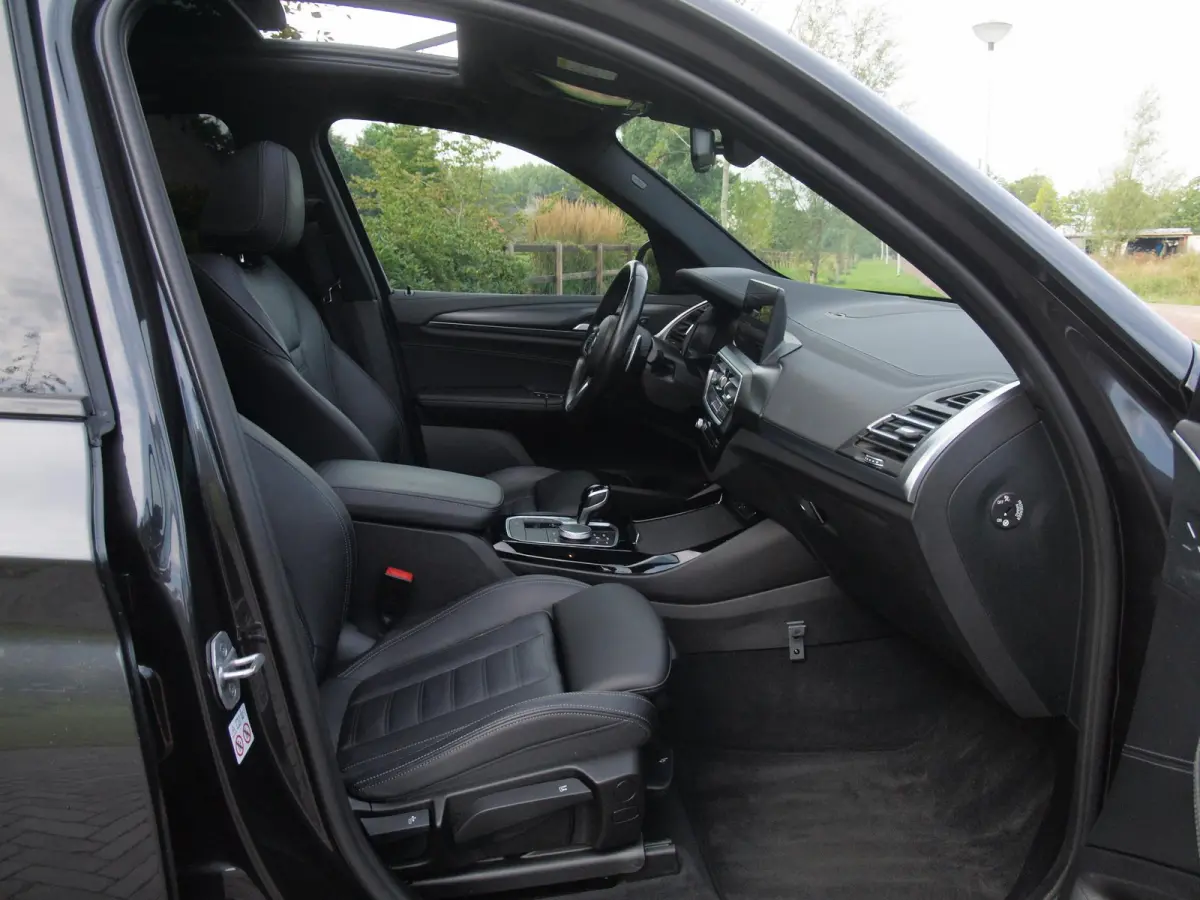xDrive30e Business Edition Plus | M-Pakket | Panoramadak | Trekhaak | 360 Camera | Sfeerverlichting | ACC | NL-Auto |