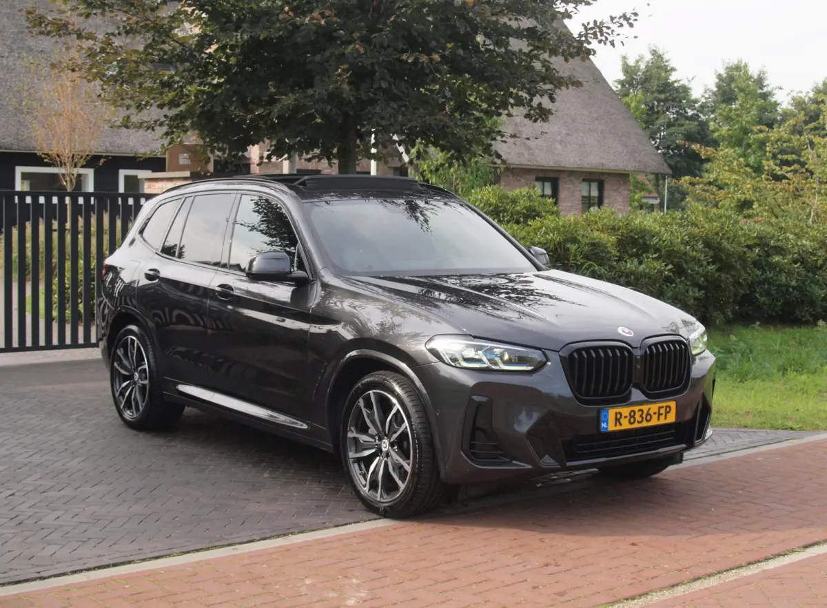 xDrive30e Business Edition Plus | M-Pakket | Panoramadak | Trekhaak | 360 Camera | Sfeerverlichting | ACC | NL-Auto |