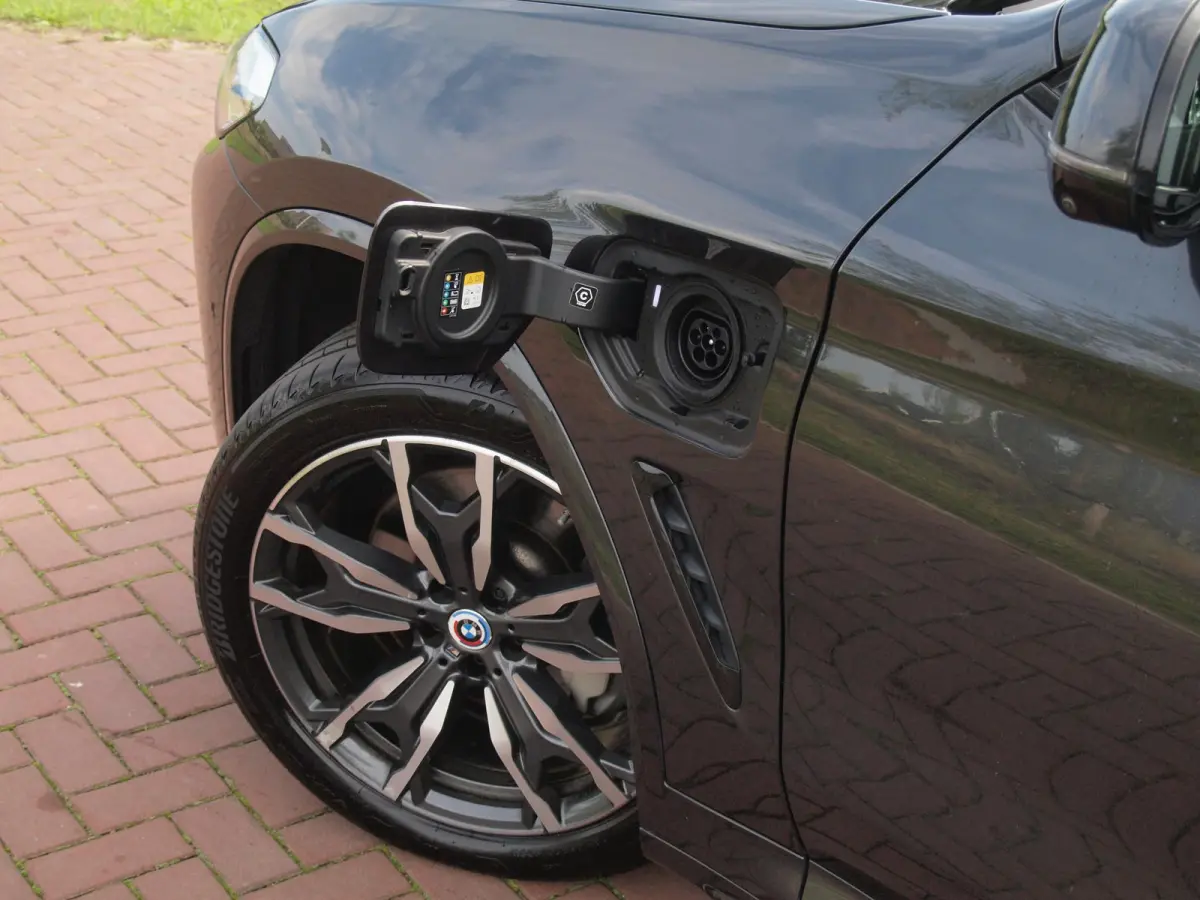 xDrive30e Business Edition Plus | M-Pakket | Panoramadak | Trekhaak | 360 Camera | Sfeerverlichting | ACC | NL-Auto |