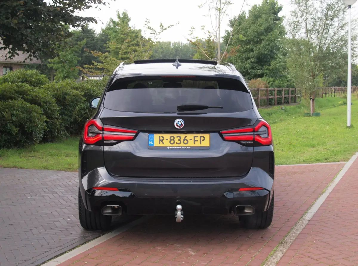 xDrive30e Business Edition Plus | M-Pakket | Panoramadak | Trekhaak | 360 Camera | Sfeerverlichting | ACC | NL-Auto |