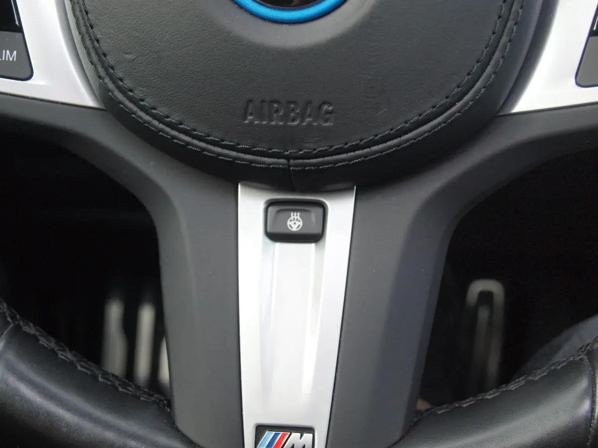 xDrive30e Business Edition Plus | M-Pakket | Panoramadak | Trekhaak | 360 Camera | Sfeerverlichting | ACC | NL-Auto |