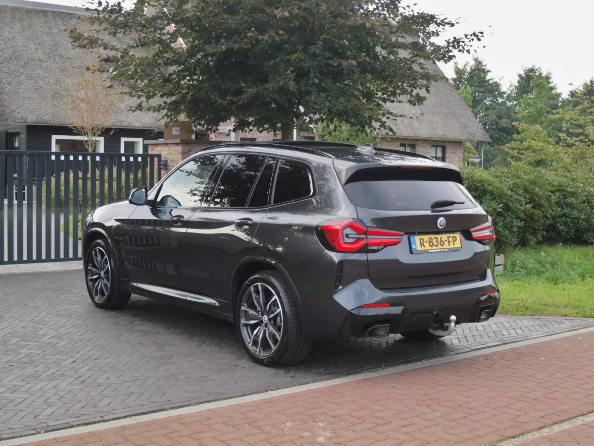 xDrive30e Business Edition Plus | M-Pakket | Panoramadak | Trekhaak | 360 Camera | Sfeerverlichting | ACC | NL-Auto |