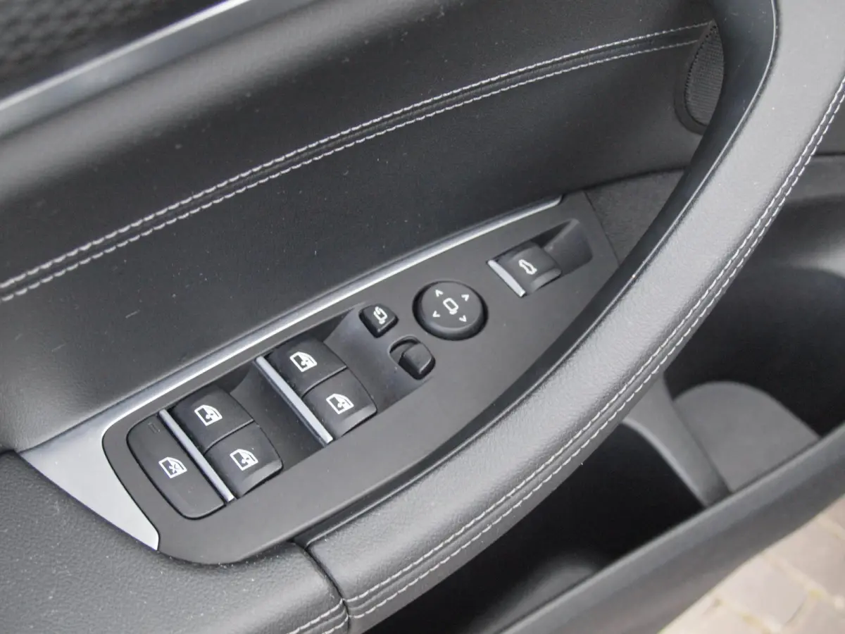 xDrive30e Business Edition Plus | M-Pakket | Panoramadak | Trekhaak | 360 Camera | Sfeerverlichting | ACC | NL-Auto |