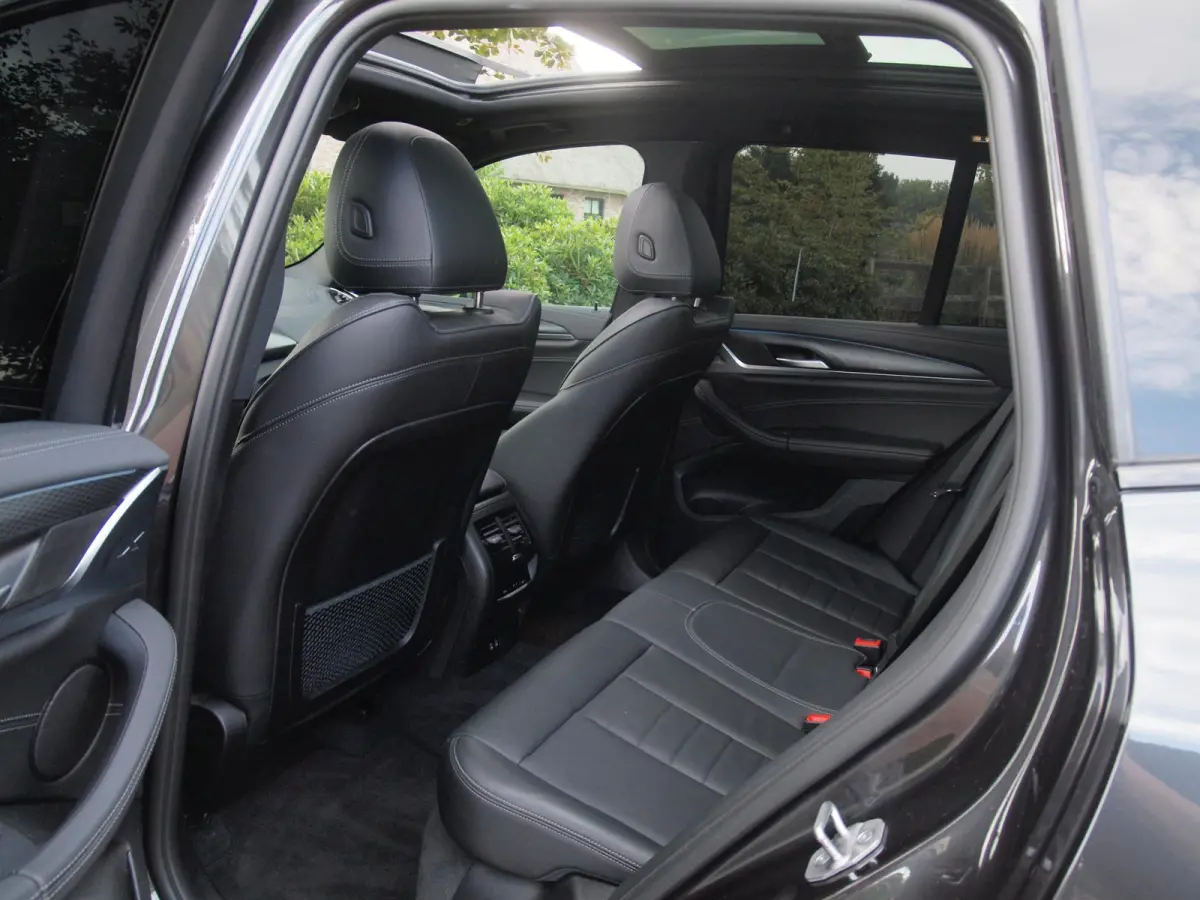 xDrive30e Business Edition Plus | M-Pakket | Panoramadak | Trekhaak | 360 Camera | Sfeerverlichting | ACC | NL-Auto |