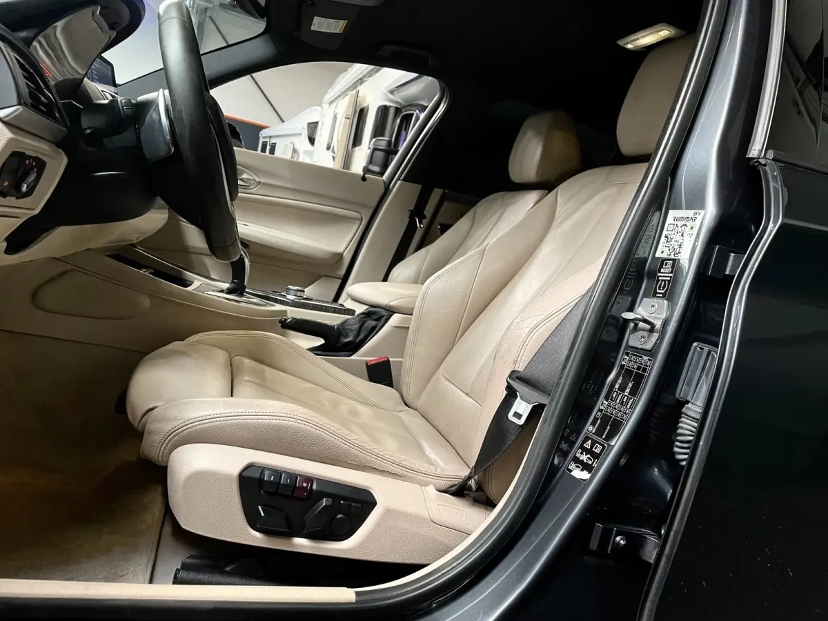 M135i xDrive 320 PK M-PERFORMANCE NAVI LEER CARPLAY