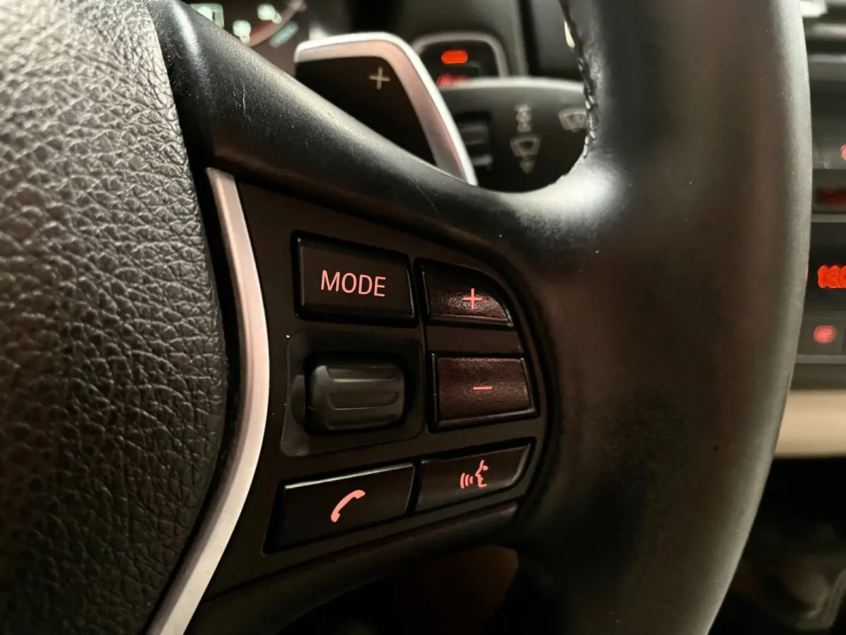 M135i xDrive 320 PK M-PERFORMANCE NAVI LEER CARPLAY