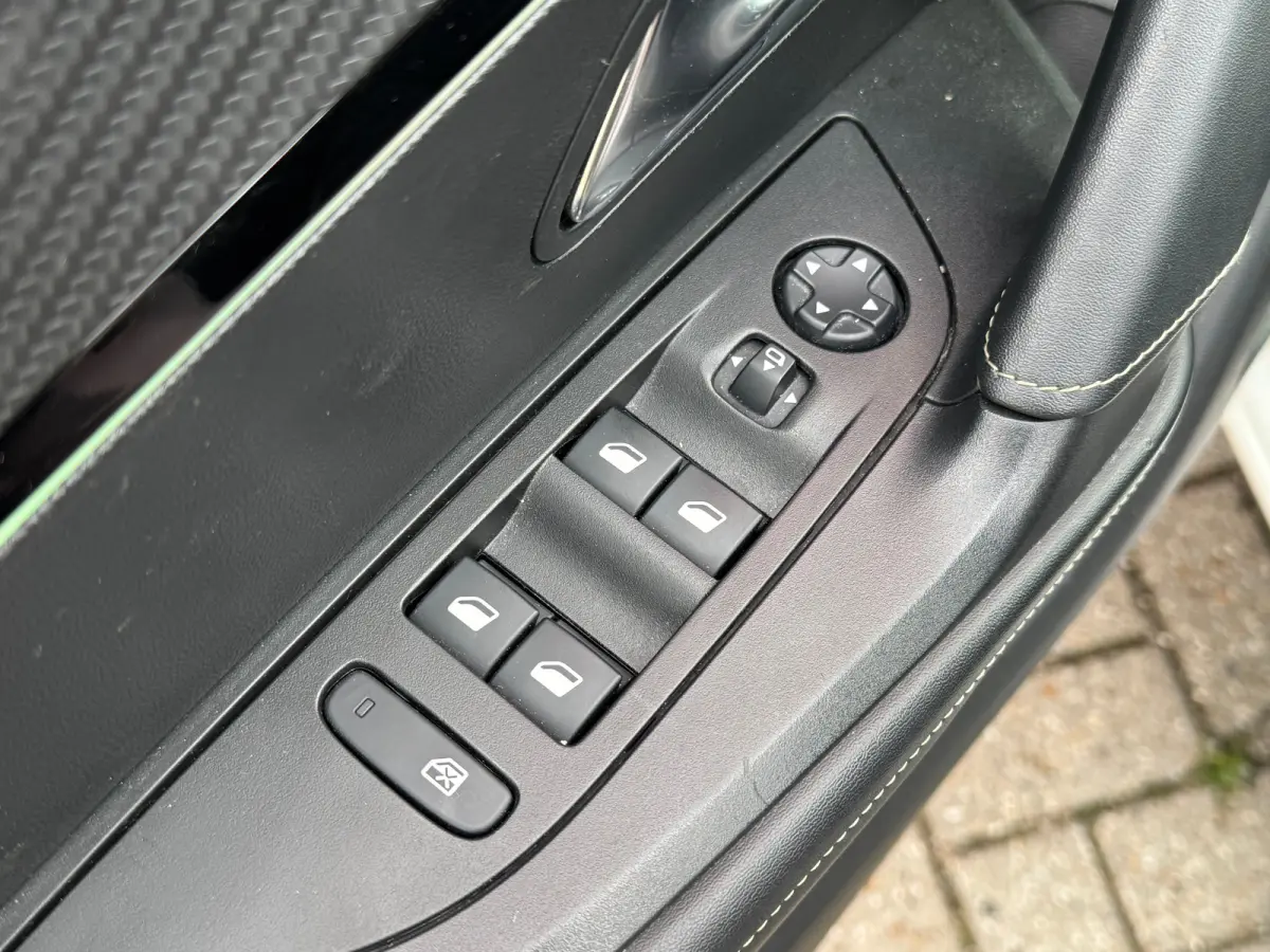 1.2 PureTech GT Pack | Apple Carplay / Android Auto | Focal geluid | Navigatie | Stoelverwarming | Adaptieve Cruise | Alcantara bekleding | Achterbank in delen neerklapbaar | Achteruitrijcam