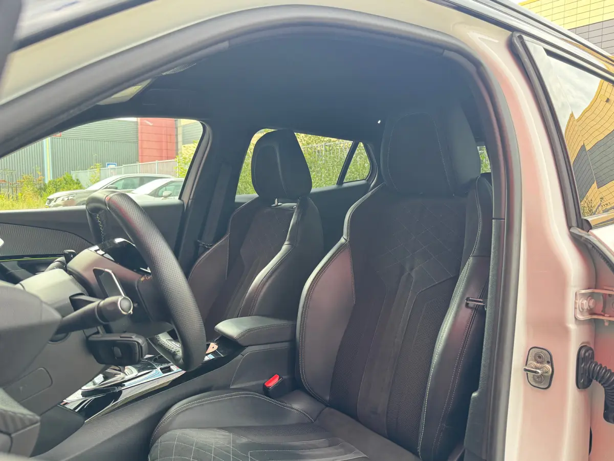 1.2 PureTech GT Pack | Apple Carplay / Android Auto | Focal geluid | Navigatie | Stoelverwarming | Adaptieve Cruise | Alcantara bekleding | Achterbank in delen neerklapbaar | Achteruitrijcam