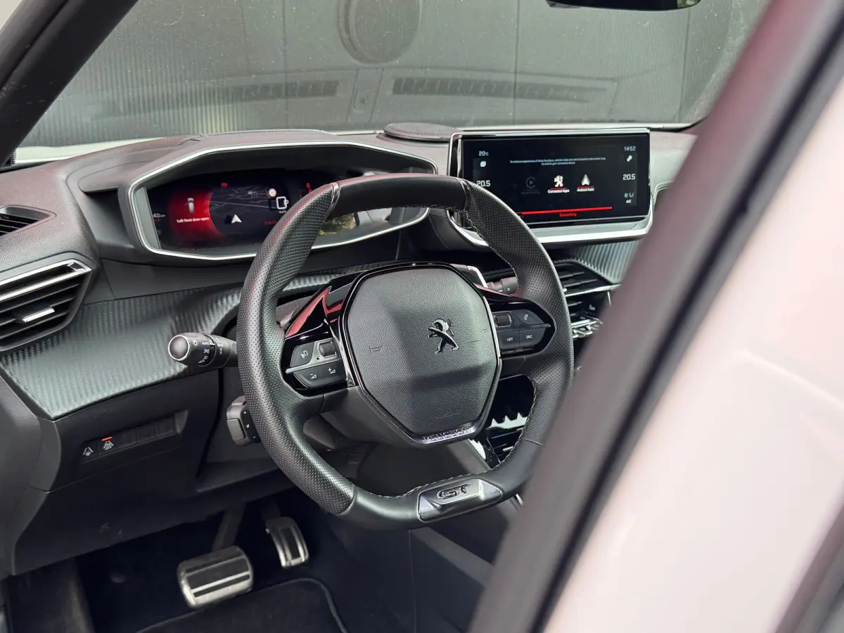 1.2 PureTech GT Pack | Apple Carplay / Android Auto | Focal geluid | Navigatie | Stoelverwarming | Adaptieve Cruise | Alcantara bekleding | Achterbank in delen neerklapbaar | Achteruitrijcam