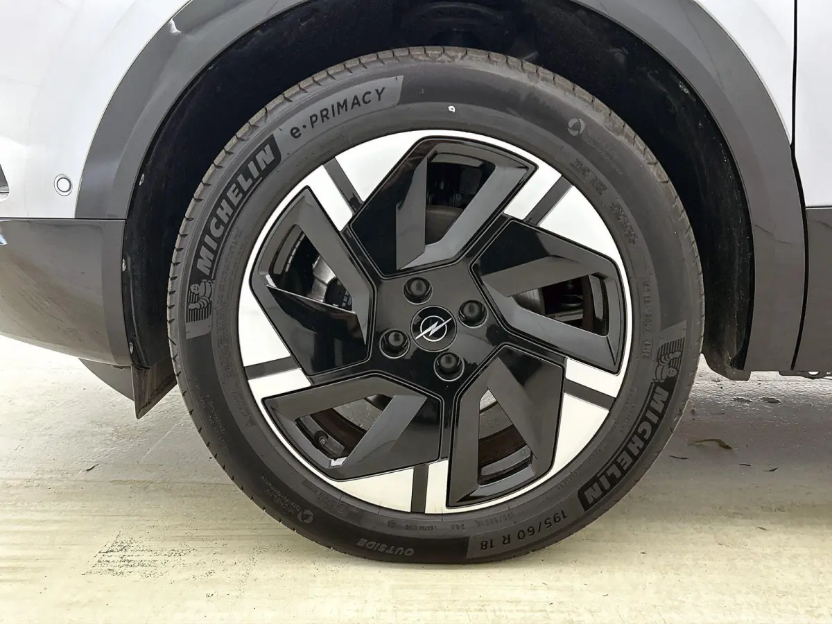 156pk GS 54 kWh Automaat ACCU 97% | Navigatie | Climate Control | Adaptieve Cruise Control | Camera | Dodehoekdetectie | LED | 17"LMV |