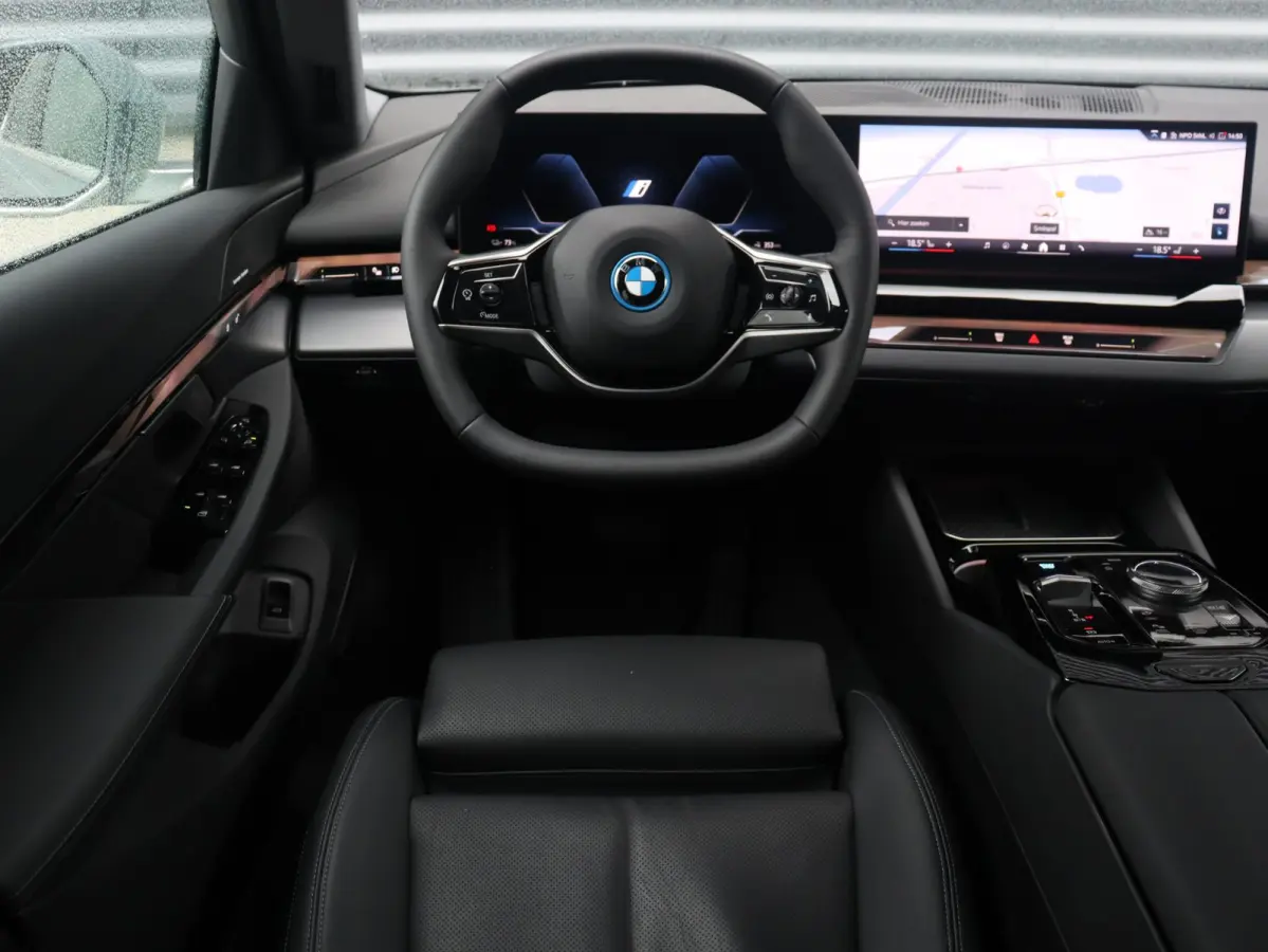 eDrive40 | Pure Edition | Driving Assistant Plus | Verwarmbare Voorstoelen | Harman Kardon | Camera | Ambiance Verlichting | 19'' LMV