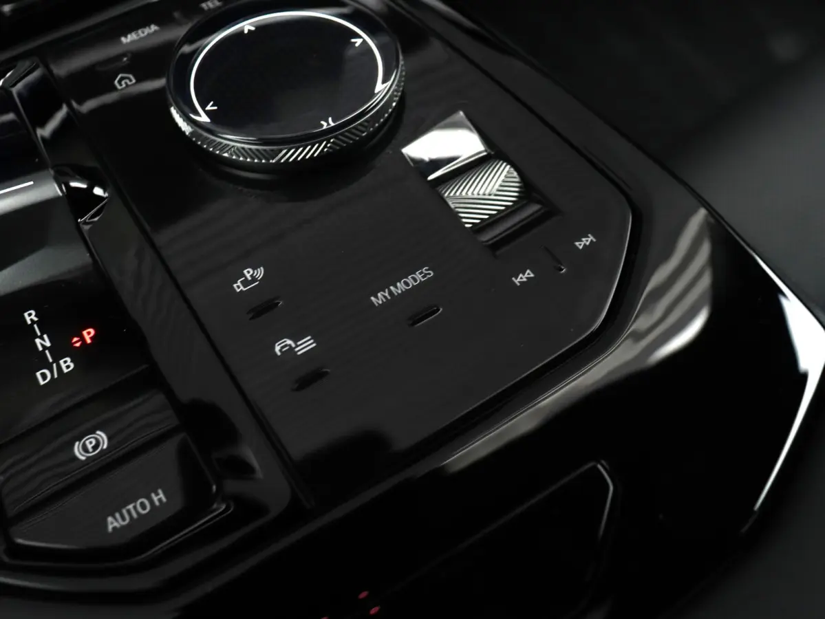 eDrive40 | Pure Edition | Driving Assistant Plus | Verwarmbare Voorstoelen | Harman Kardon | Camera | Ambiance Verlichting | 19'' LMV