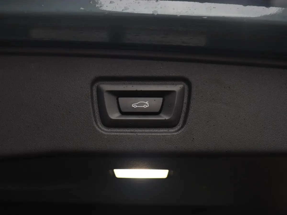 eDrive40 | Pure Edition | Driving Assistant Plus | Verwarmbare Voorstoelen | Harman Kardon | Camera | Ambiance Verlichting | 19'' LMV