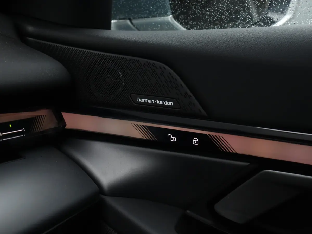 eDrive40 | Pure Edition | Driving Assistant Plus | Verwarmbare Voorstoelen | Harman Kardon | Camera | Ambiance Verlichting | 19'' LMV