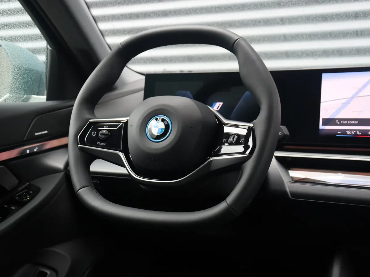 eDrive40 | Pure Edition | Driving Assistant Plus | Verwarmbare Voorstoelen | Harman Kardon | Camera | Ambiance Verlichting | 19'' LMV