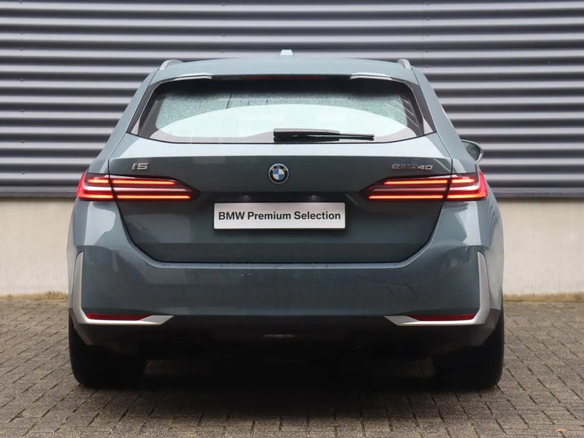 eDrive40 | Pure Edition | Driving Assistant Plus | Verwarmbare Voorstoelen | Harman Kardon | Camera | Ambiance Verlichting | 19'' LMV