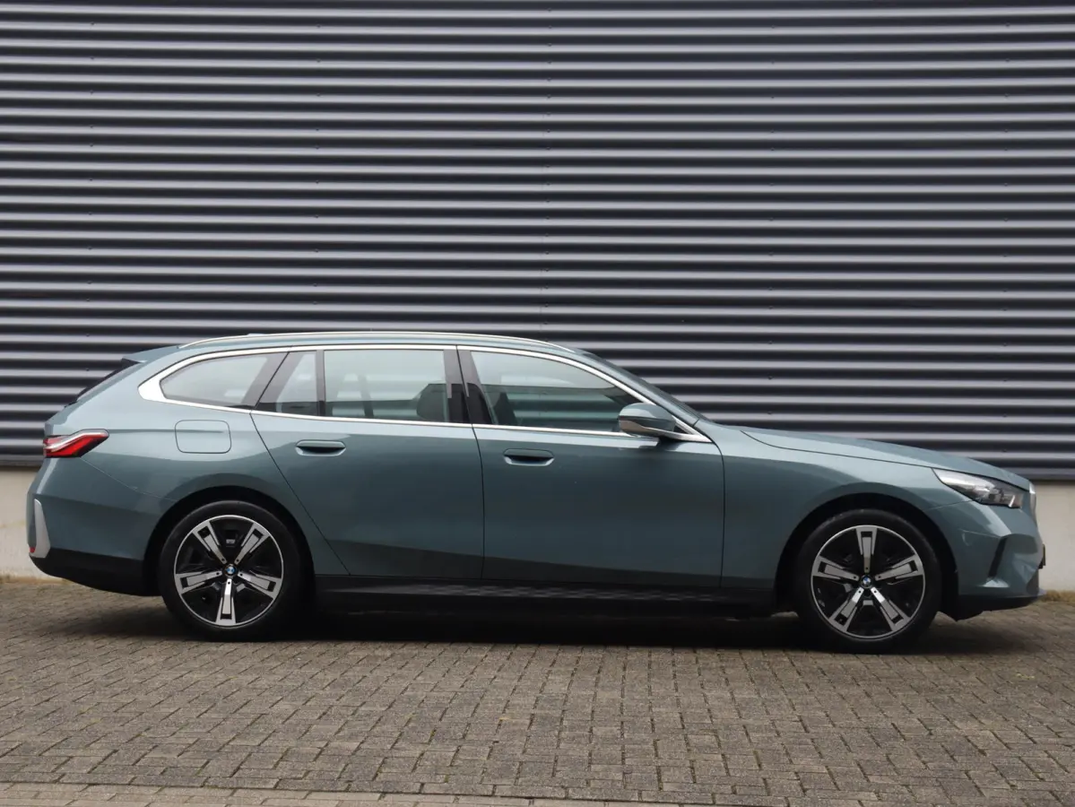 eDrive40 | Pure Edition | Driving Assistant Plus | Verwarmbare Voorstoelen | Harman Kardon | Camera | Ambiance Verlichting | 19'' LMV