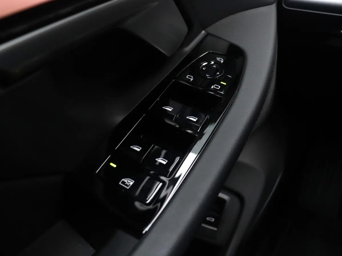eDrive40 | Pure Edition | Driving Assistant Plus | Verwarmbare Voorstoelen | Harman Kardon | Camera | Ambiance Verlichting | 19'' LMV