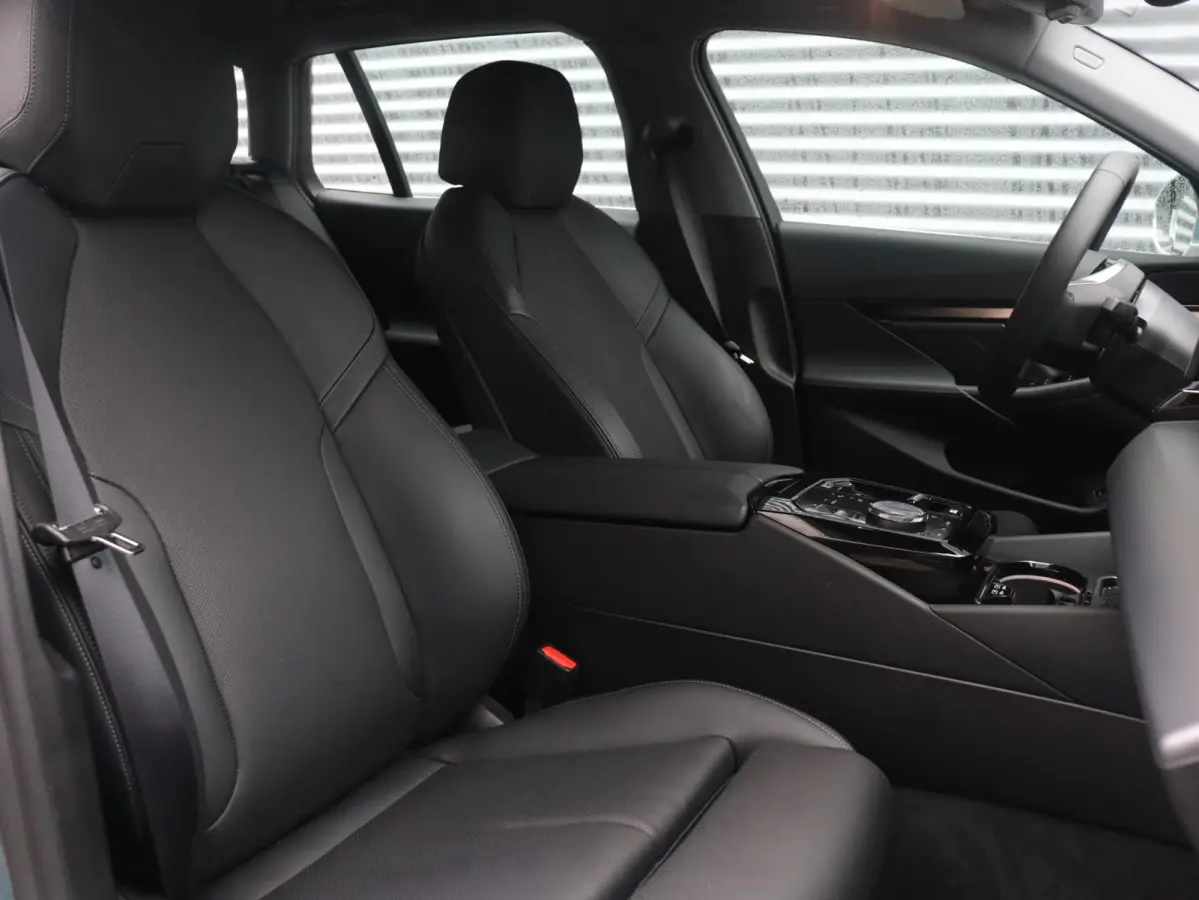 eDrive40 | Pure Edition | Driving Assistant Plus | Verwarmbare Voorstoelen | Harman Kardon | Camera | Ambiance Verlichting | 19'' LMV